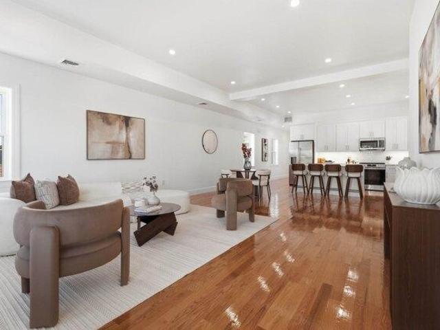 4 bedroom, Revere MA 02151 105387292