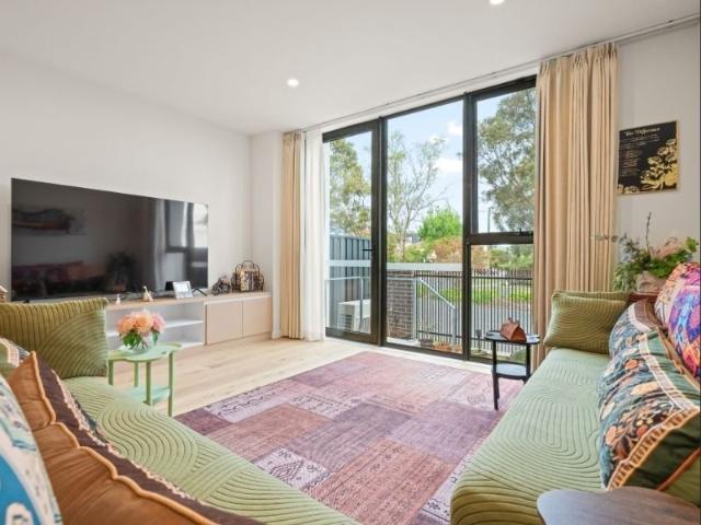 4 Bedroom Residence in Secure Blackburn Enclave Walk to Box Hill High & Train!