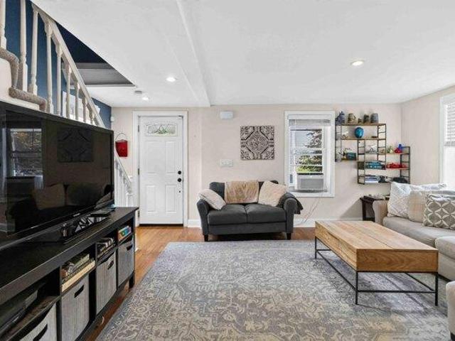 4 bedroom, Woburn MA 01801 105416742