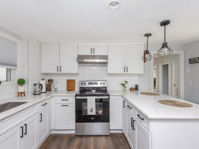 4 bedroom, Woburn MA 01801 105536888