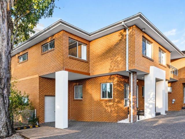 4 BEDROOM TOWN HOUSE + 5 MINUTES WALK TO STATION AND SHOPS