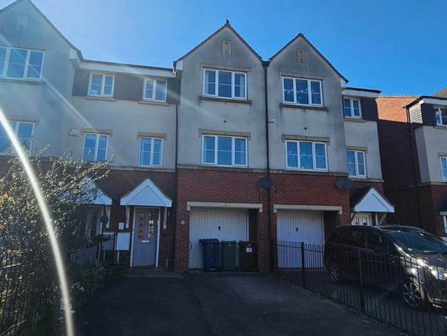 4 bedroom town house to let