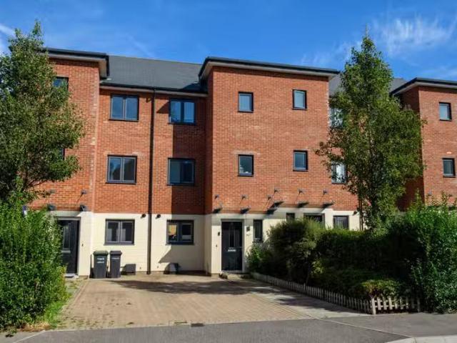 4 bedroom town house for rent in Thackeray Drive, Gravesend, D.
