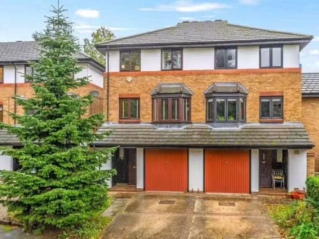 4 bedroom town house for rent in The Knowle, Hoddesdon, EN11