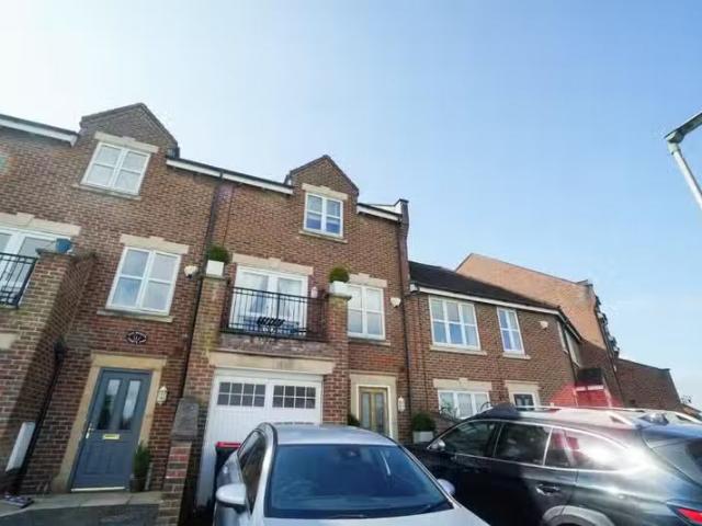 4 bedroom town house for rent in Boughton Hall Avenue, Chester.