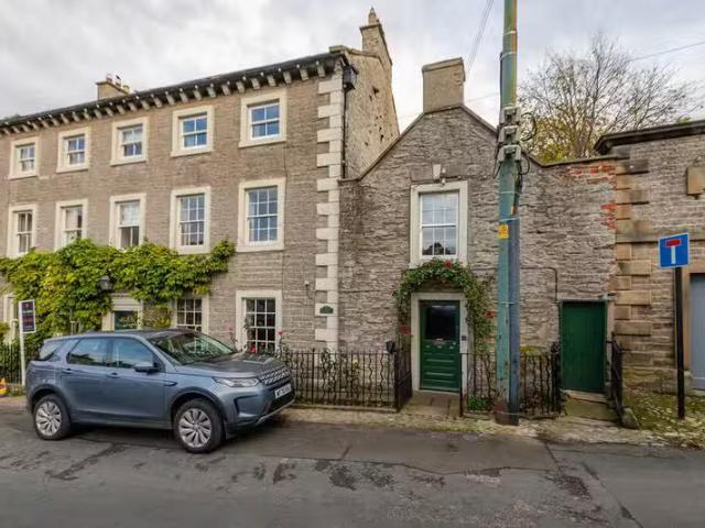 4 bedroom town house for rent in Market Place, Middleham, DL8