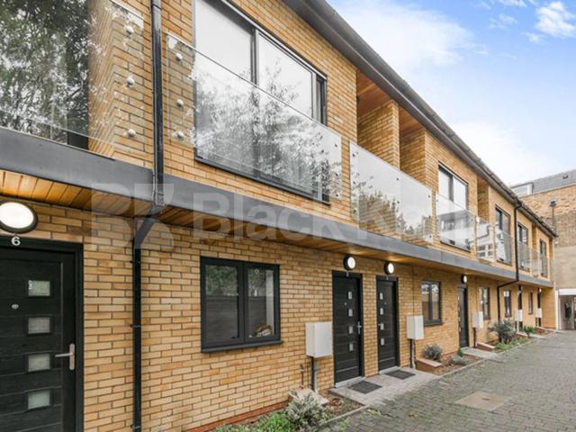 4 bedroom town house located on a private gated mews