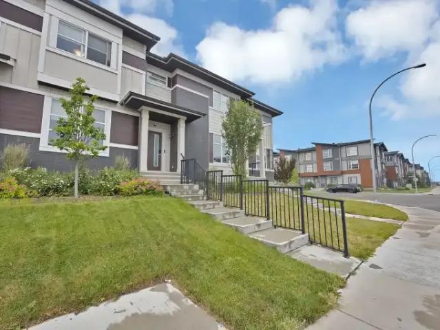 4 Bedroom Townhouse Calgary AB 104972803