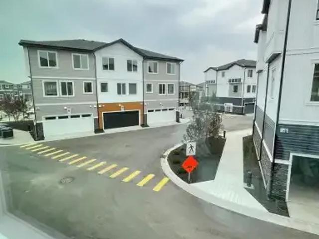 4 Bedroom Townhouse Calgary AB 105467055
