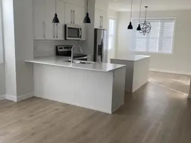 4 Bedroom Townhouse Calgary AB 105580542