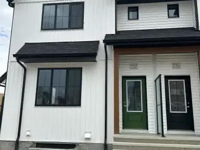 4 Bedroom Townhouse Calgary AB 102951686