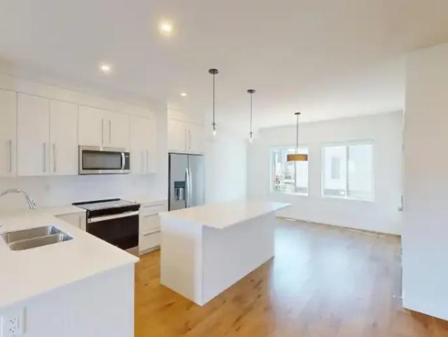 4 Bedroom Townhouse Chestermere AB 105167292