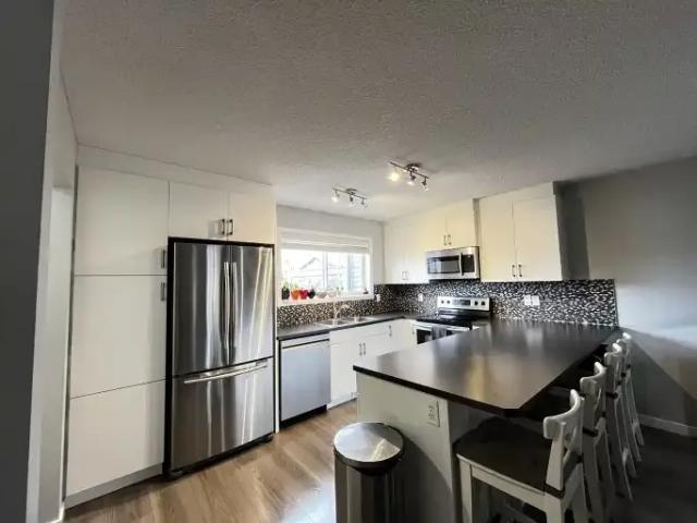 4 Bedroom Townhouse Cochrane AB LS104957409