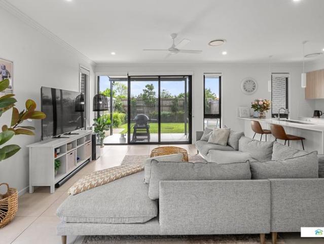 4 Bedroom Townhouse, Double Garage with driveway, DUCTED A/C, RESORT POOL