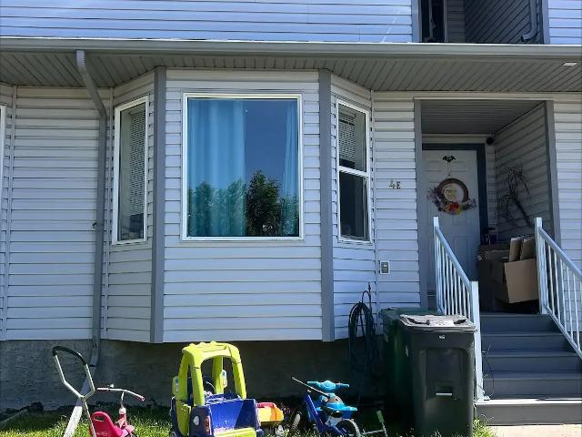 4 Bedroom townhouse, fenced backyard, 2 parking stalls — 4 Bedrooms Townhouse