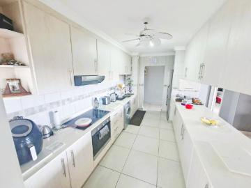 4 Bedroom Townhouse For Sale in Manaba Beach