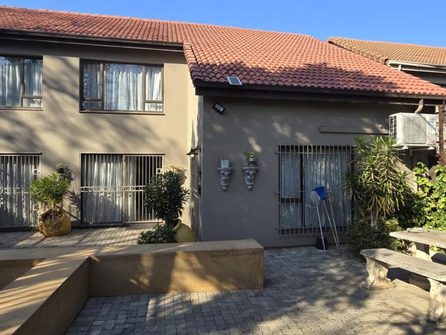 4 Bedroom Townhouse For Sale in Arcadia