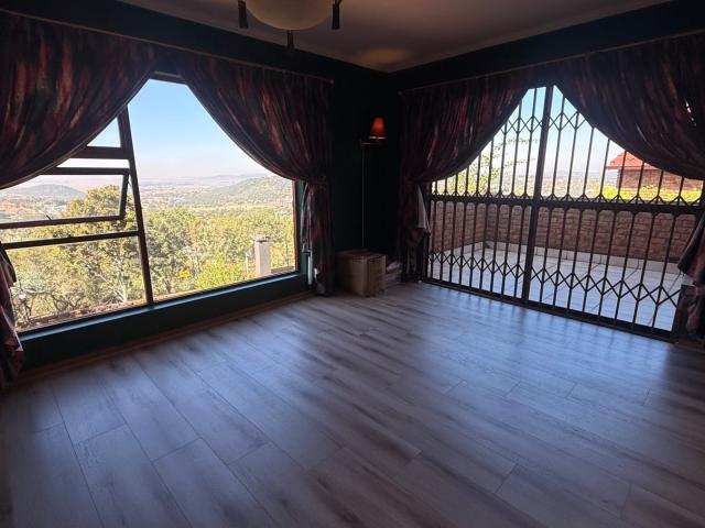 4 Bedroom Townhouse For Sale in Bassonia