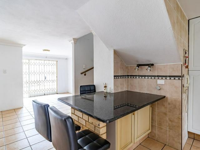 4 Bedroom Townhouse For Sale in Bassonia
