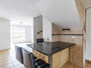 4 Bedroom Townhouse For Sale in Bassonia