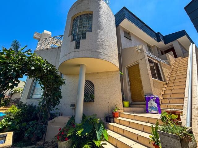 4 Bedroom Townhouse For Sale in Bassonia