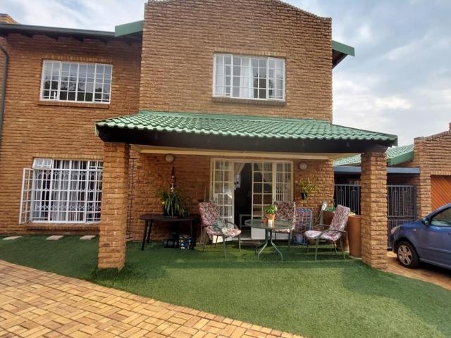 4 Bedroom Townhouse For Sale in Bassonia