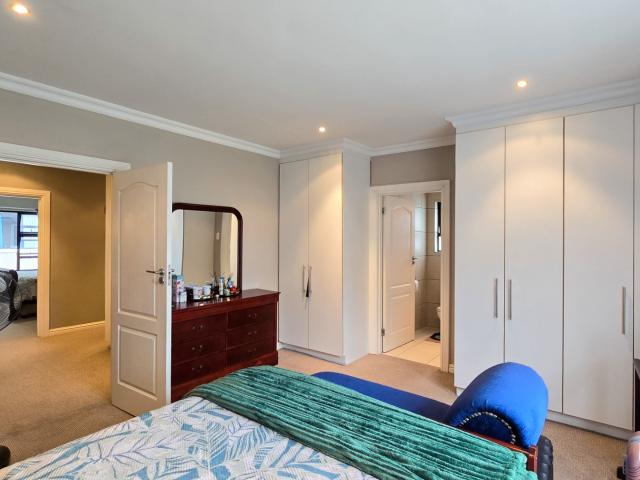 4 Bedroom Townhouse For Sale in Beacon Bay