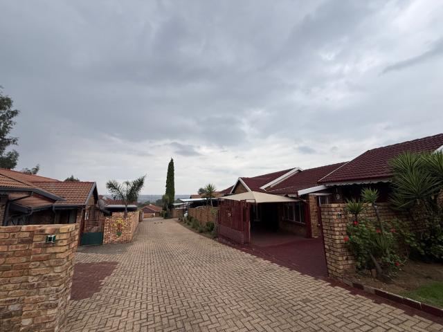 4 Bedroom Townhouse For Sale in Die Heuwel