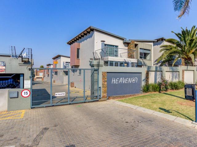 4 Bedroom Townhouse For Sale in Glen Marais