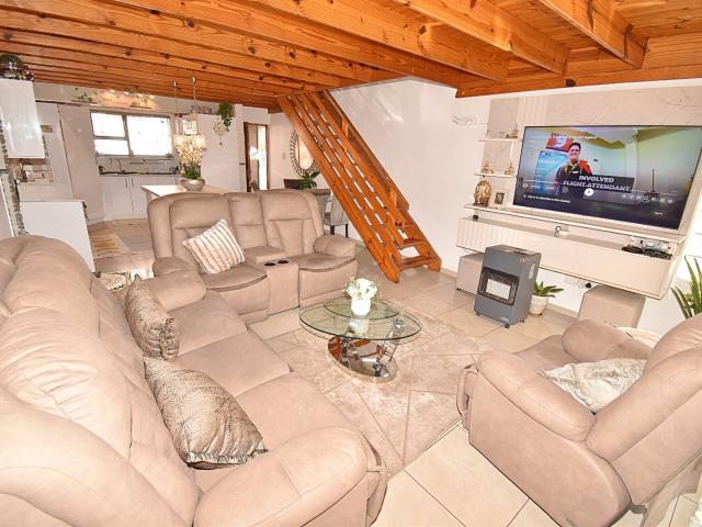 4 Bedroom Townhouse For Sale in Kleinfontein