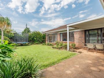 4 Bedroom Townhouse For Sale in Kloof
