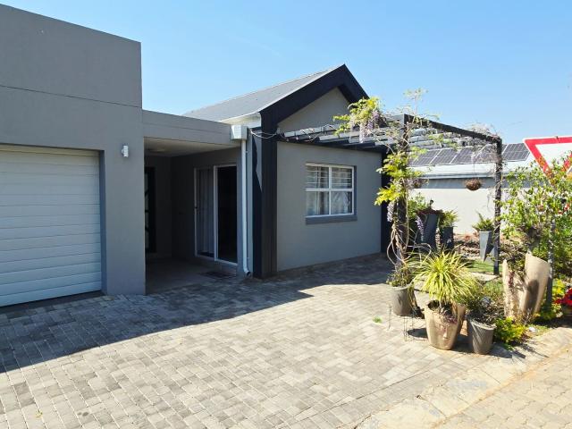 4 Bedroom Townhouse For Sale in Leisure Bay Estate