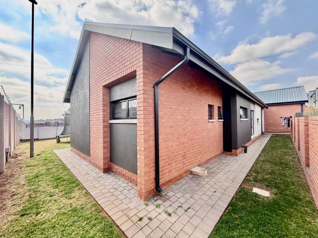 4 Bedroom Townhouse For Sale in Rooihuiskraal North