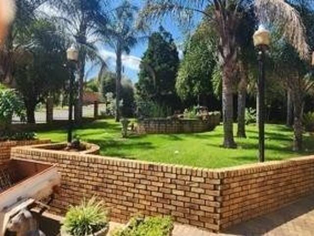 4 Bedroom Townhouse For Sale in Suideroord
