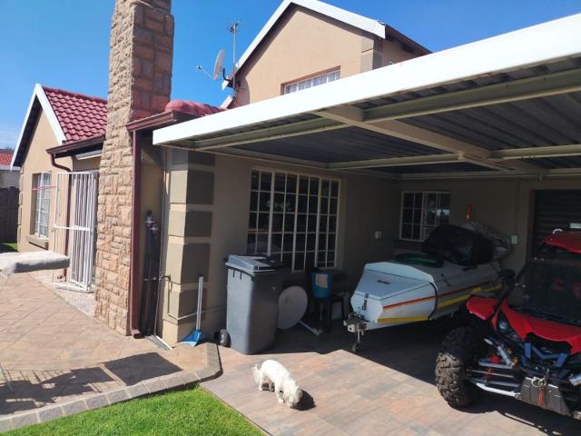 4 Bedroom Townhouse For Sale in Sonneveld