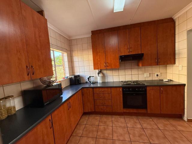 4 Bedroom Townhouse For Sale in Thatchfield Glen