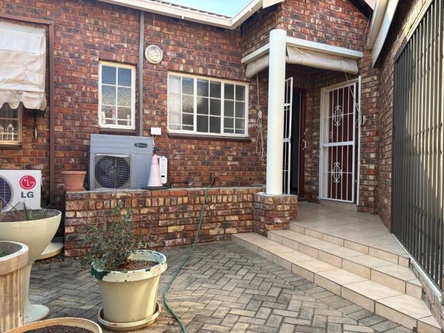 4 Bedroom Townhouse For Sale in Uitsig