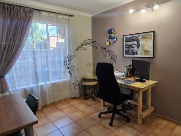 4 Bedroom Townhouse For Sale in Van Riebeeck Park