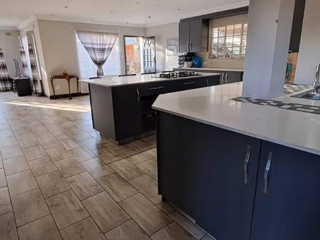 4 Bedroom Townhouse For Sale in Verwoerdpark
