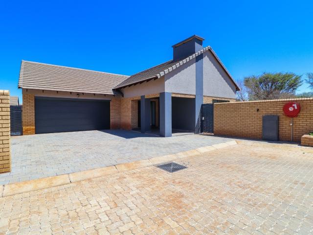 4 Bedroom Townhouse For Sale in Wilkoppies