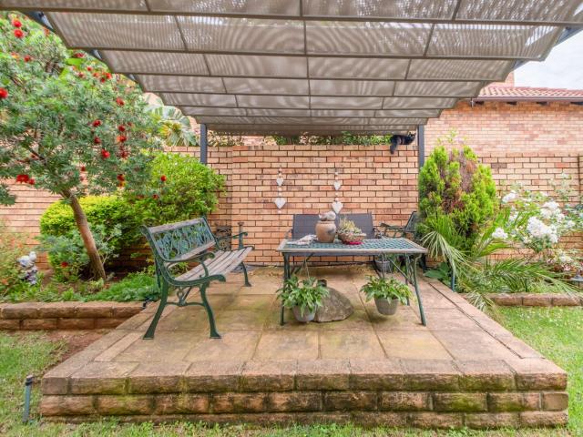 4 Bedroom Townhouse For Sale in Willowbrook