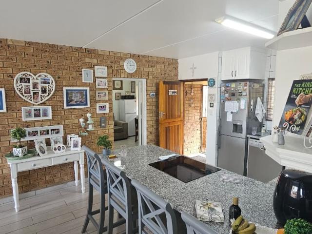 4 Bedroom Townhouse For Sale in Winklespruit