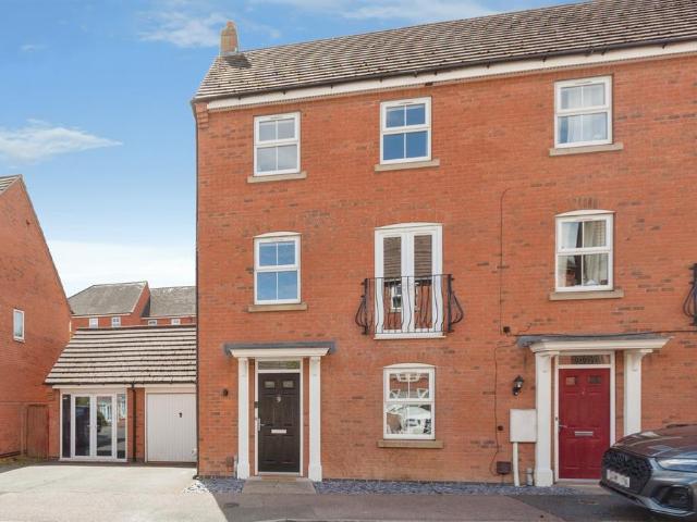 4 bedroom end of terrace house for sale
