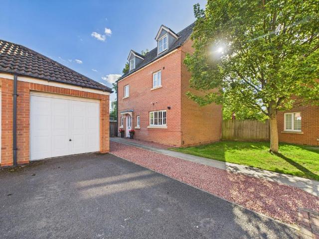 4 bedroom detached house for sale