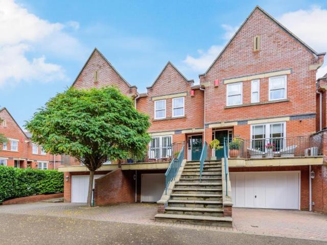 4 bedroom townhouse to rent