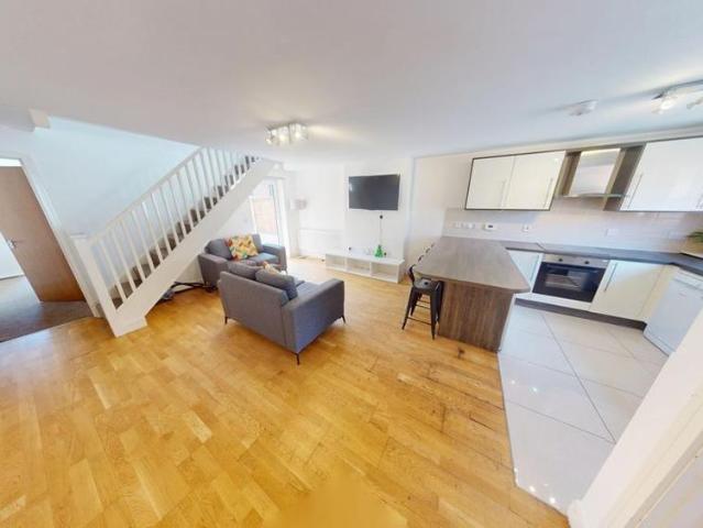 4 bedroom townhouse to rent