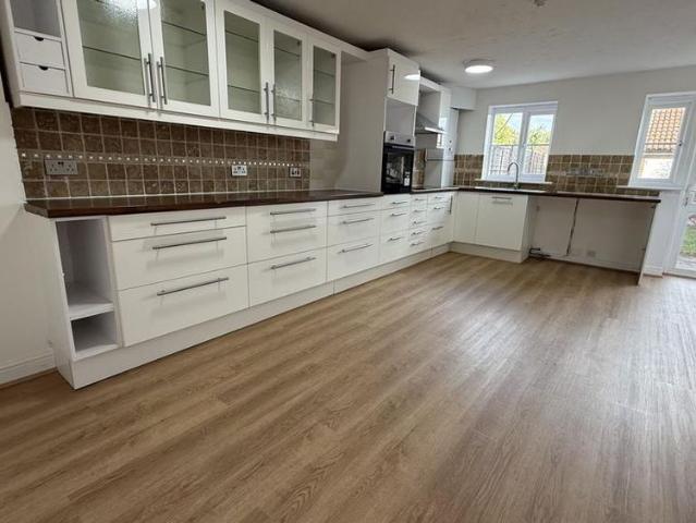 4 bedroom townhouse to rent