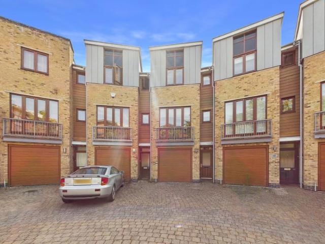 4 bedroom townhouse to rent