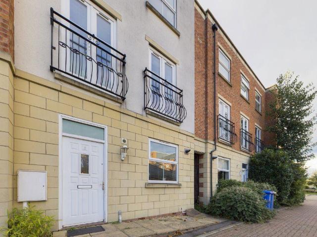 4 bedroom townhouse to rent