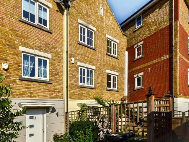4 bedroom townhouse to rent